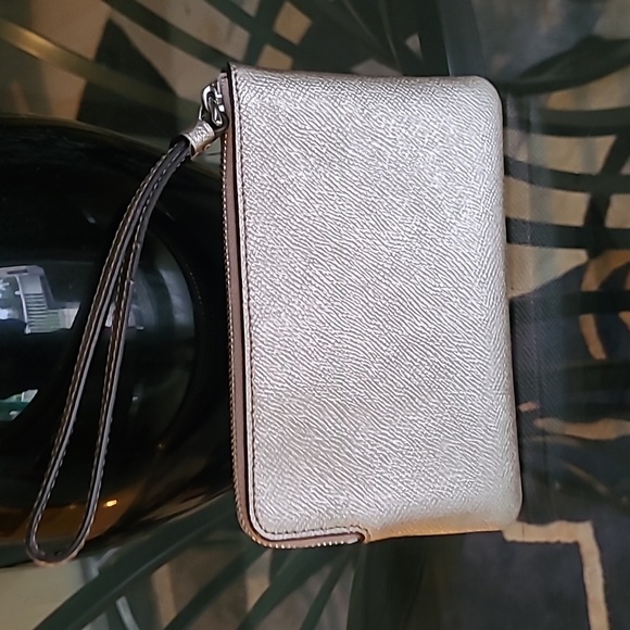 NWT Coach Leather Wristlet ❤️ - Picture 3 of 6